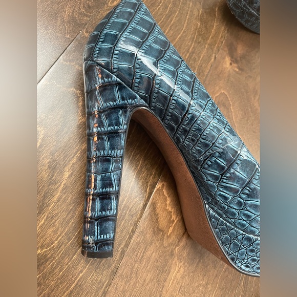 SALE!⚡️BCBGeneration Platform Heels - Picture 6 of 13